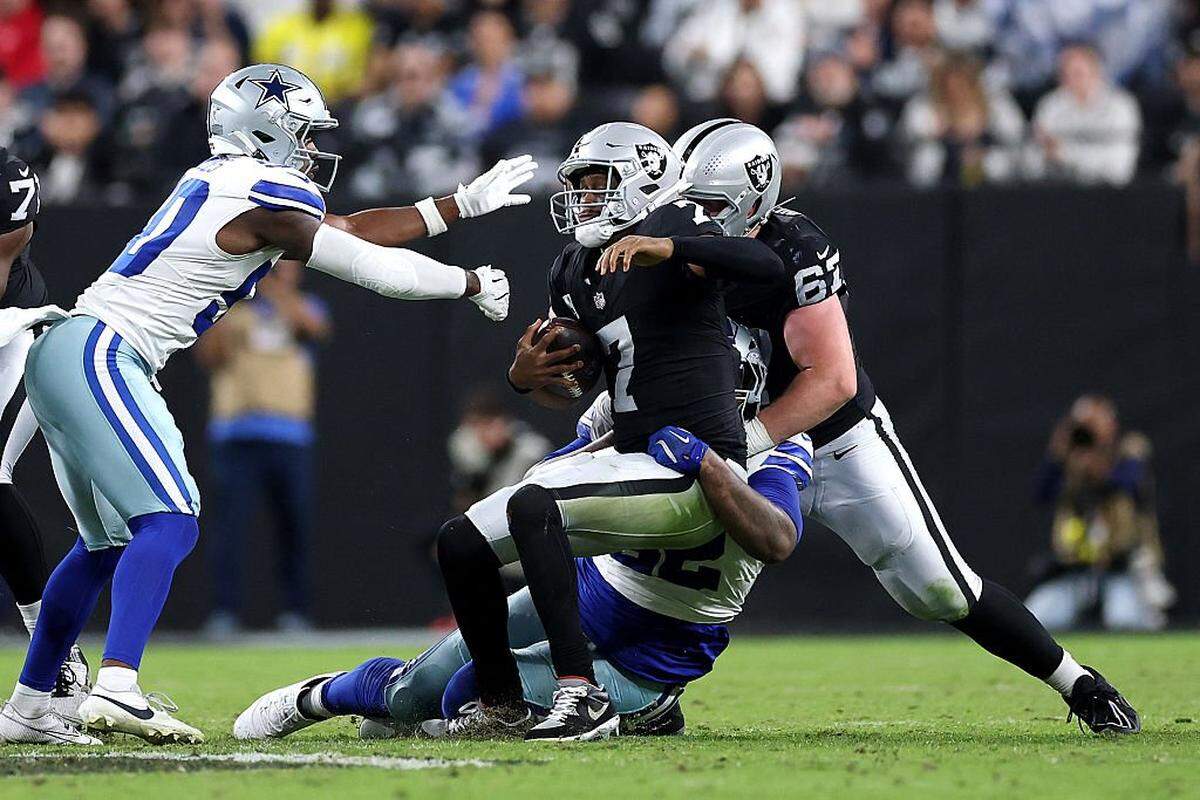 LAS VEGAS, NEVADA - NOVEMBER 17: Quinnen Williams #92 of the Dallas Cowboys sacks Geno Smith #7 of the Las Vegas Raiders during the second quarter at Allegiant Stadium on November 17, 2025 in Las Vegas, Nevada. (Photo by Christian Petersen/Getty Images)