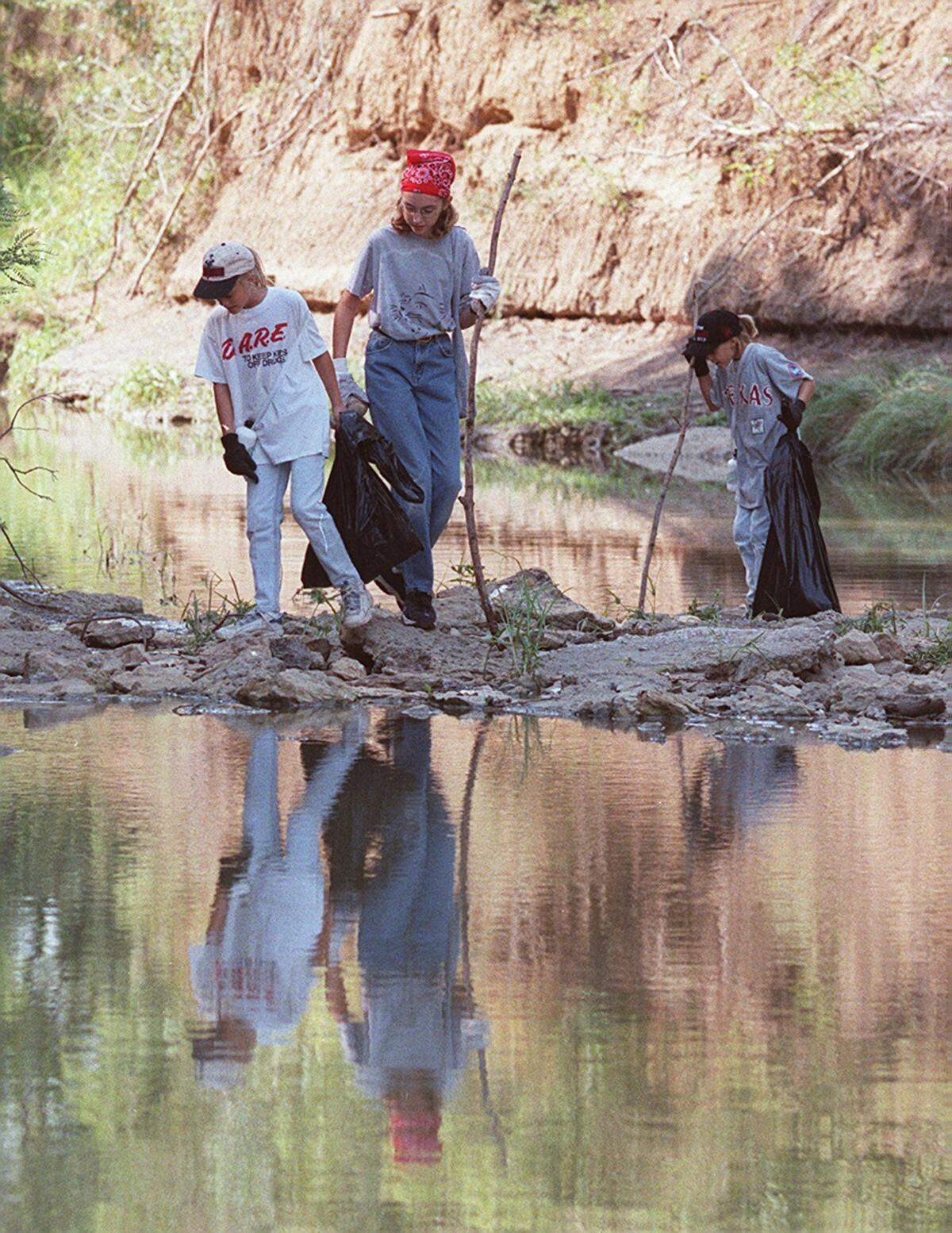 Sept. 18, 1999: From left, Elizabeth Krukowski, 10; Amanda Jones, 11; and Heather Krukowski, 10, all with Girl Scout Troop 1235 of North Richland Hills, look for trash to pick up along Trinity River tributaries.