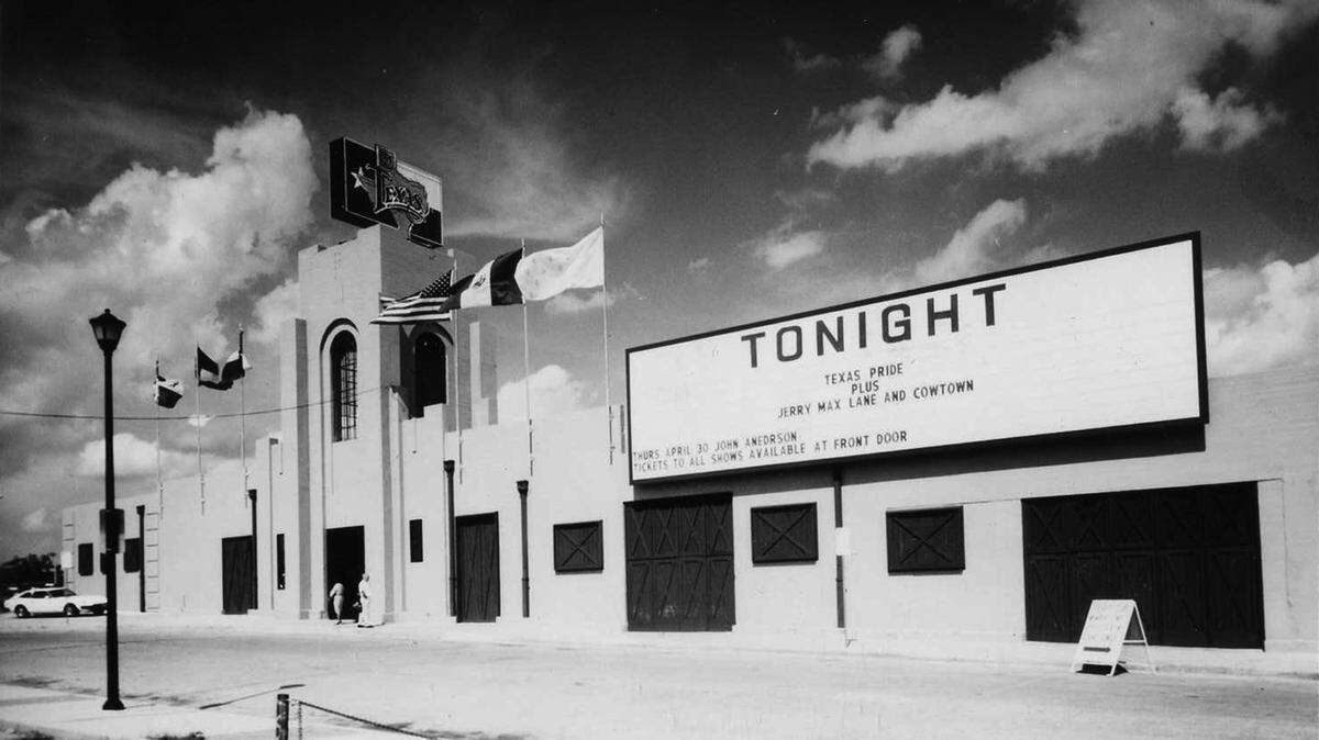 Billy Bob’s in April 1981, the month it opened. Larry Gatlin and the Gatlin Brothers opened Billy Bob’s Texas in front of a standing room only crowd of more than 6,000 on April 1, 1981.