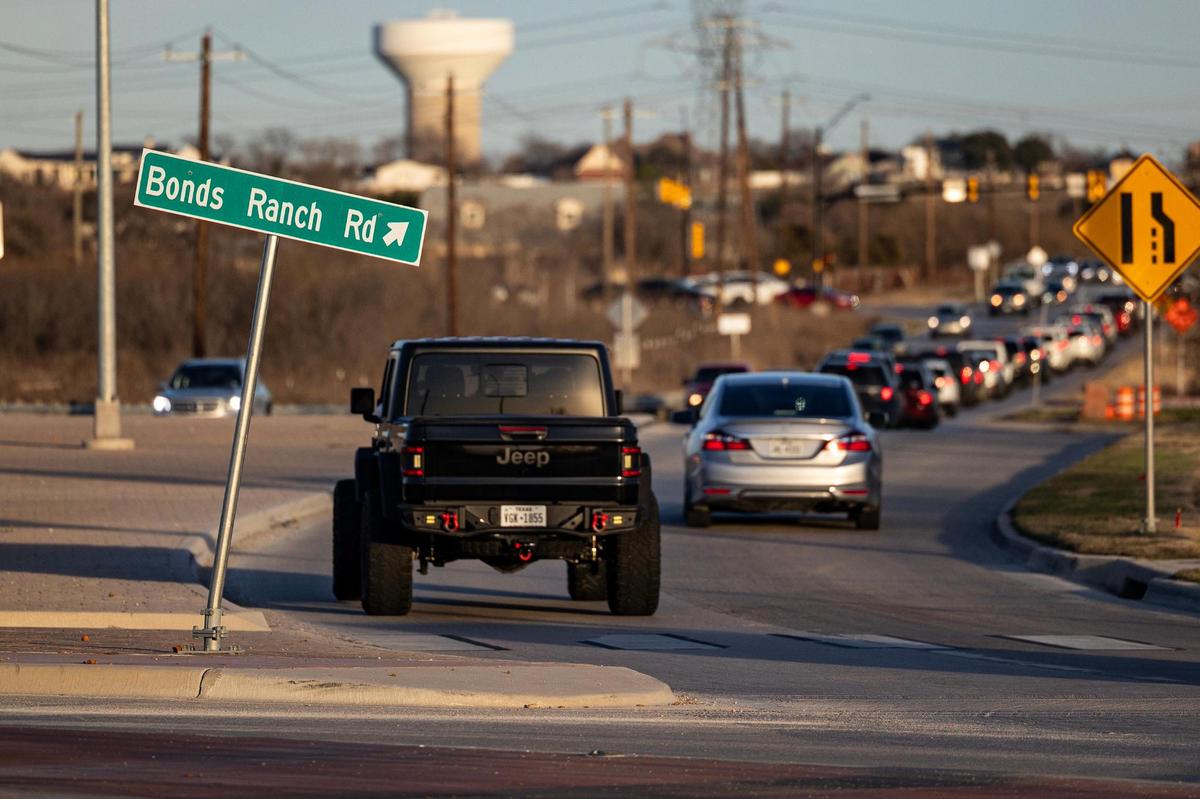 Traffic builds up during rush hour at the roundabout on Bonds Ranch Road going towards Blue Mound Road in north Fort Worth on Friday, Jan. 17, 2025.