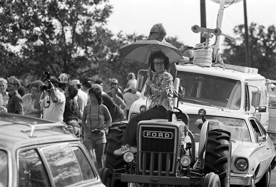 Oct. 4, 1981: A crowd had gathered at Rose Hill Memorial Park in Fort Worth by the time Lee Harvey Oswald’s exhumed remains were returned to the cemetery after an autopsy in Dallas.