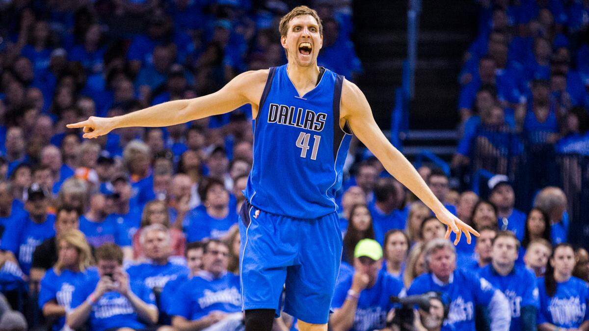 Dallas Mavericks forward Dirk Nowitzki (41) yells at his teammates across the court during the second quarter on Monday, April 25, 2016, at Chesapeake Energy Arena in Oklahoma City, Okla. (Ashley Landis/Dallas Morning News/TNS)