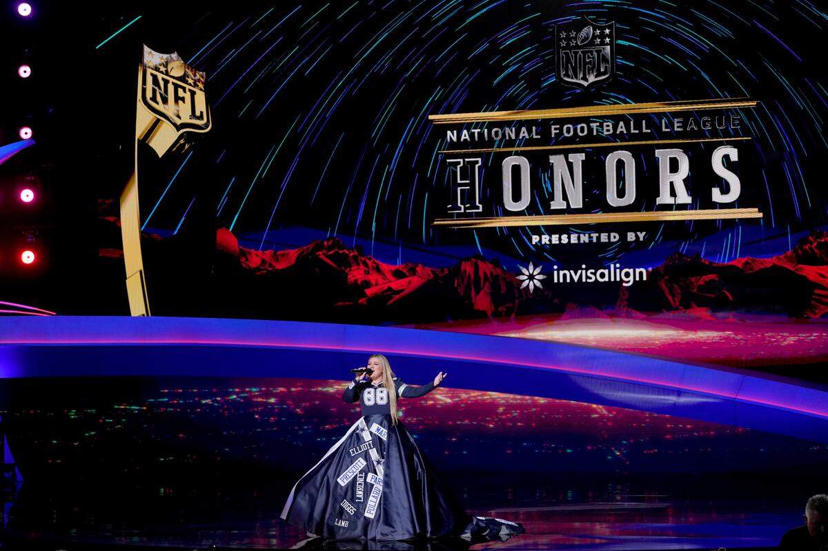 Host, Kelly Clarkson performs during the NFL Honors award show ahead of the Super Bowl 57 football game,Thursday, Feb. 9, 2023, in Phoenix.