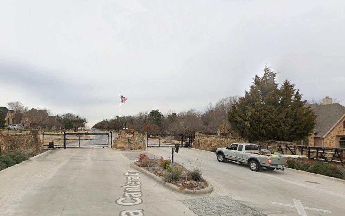 Tarrant commissioners decide to put gated section of Billings Road up for sale