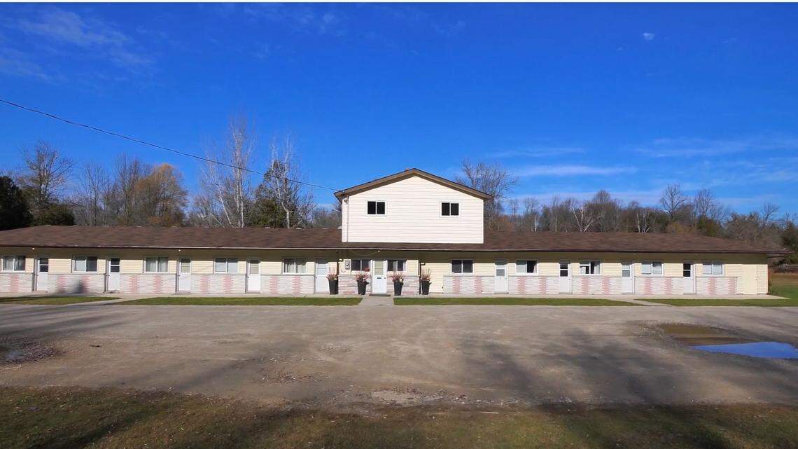 The famous motel from the TV series “Schitt’s Creek,” named the Hockley Motel, is located in Ontario, Canada.