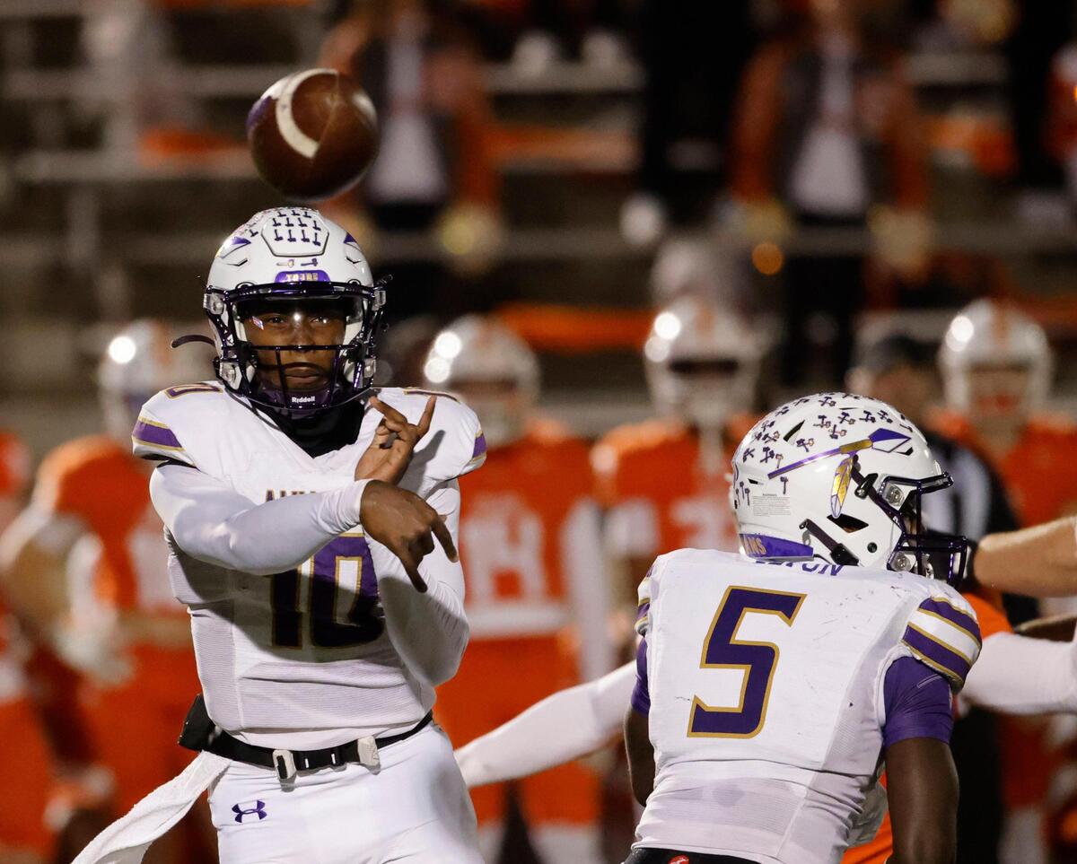 Alvarado quarterback Cardea Collier (10) tosses to the flat during the UIL 4A D1 Quarterfinals at Mustang-Panther Stadium in Grapevine, Texas, Friday, Dec. 06, 2024.