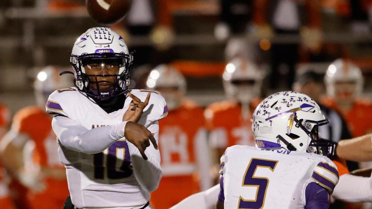 Alvarado quarterback Cardea Collier (10) is the 2024 Star-Telegram Offensive Player of the Year.