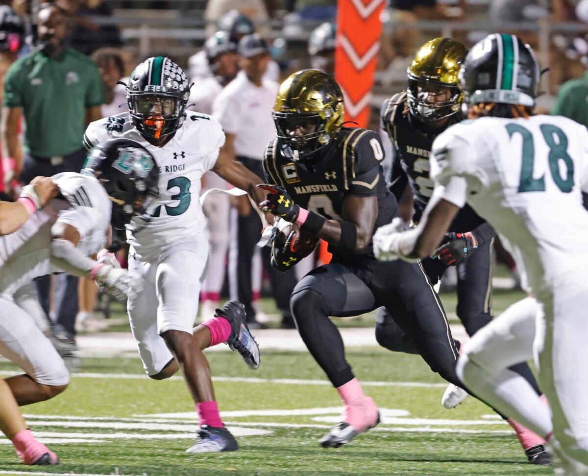 Mansfield wide receiver Jacobe Hayes (0) runs through a crowd during a UIL football game at Vernon Newsom Stadium in Mansfield Texas, Thursday, Oct. 03, 2024.