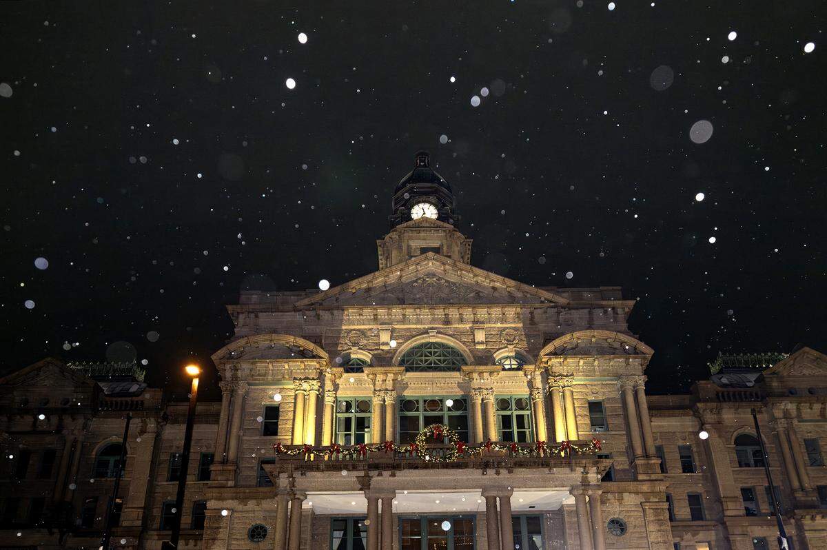 The Tarrant County Courthouse as light snow begins to fall in downtown Fort Worth on Thursday, Jan. 9, 2025.