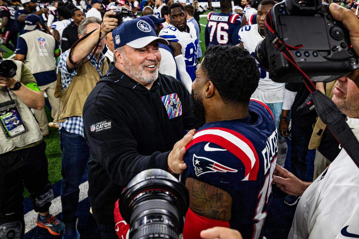 Cowboys Head Coach Mike McCarthy embraces his former running back Ezekiel Elliot (15) after an NFL game between the Dallas Cowboys and New England Patriots at AT&T Stadium in Arlington on Sunday, Oct. 1, 2023. The Cowboys defeated the Patriots 38-3 in Zeke’s return to Texas.