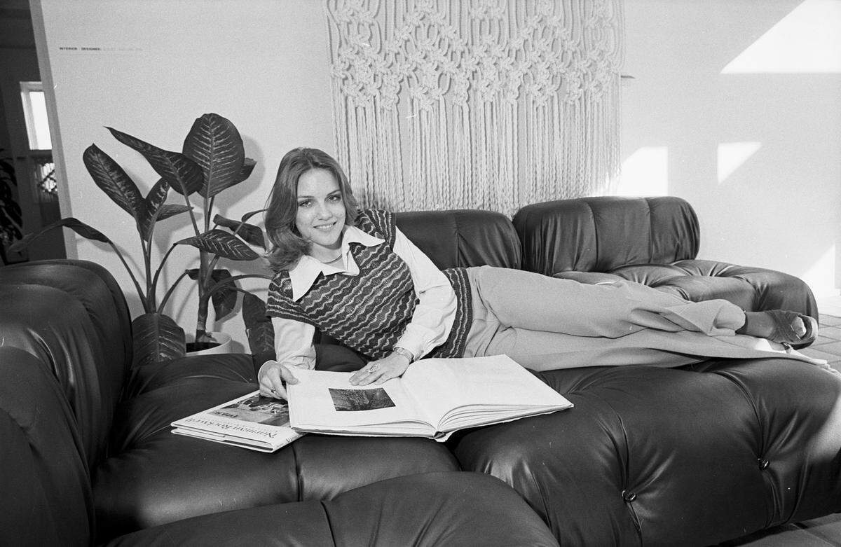 Feb. 11, 1976: Nancy Taylor, UTA senior interior design student, was assigned to add furniture and accessories to the Discovery ’76 solar energy house at the University of Texas at Arlington. The residence was recently completed as a joint project of the construction research center. The experiment is in using the sun as a principle source of energy for space, heating, air conditioning and hot water.
