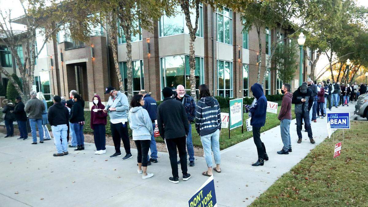 Una fila se forma afuera del Ayuntamiento de Keller donde personas esperan para poder votar hoy martes.