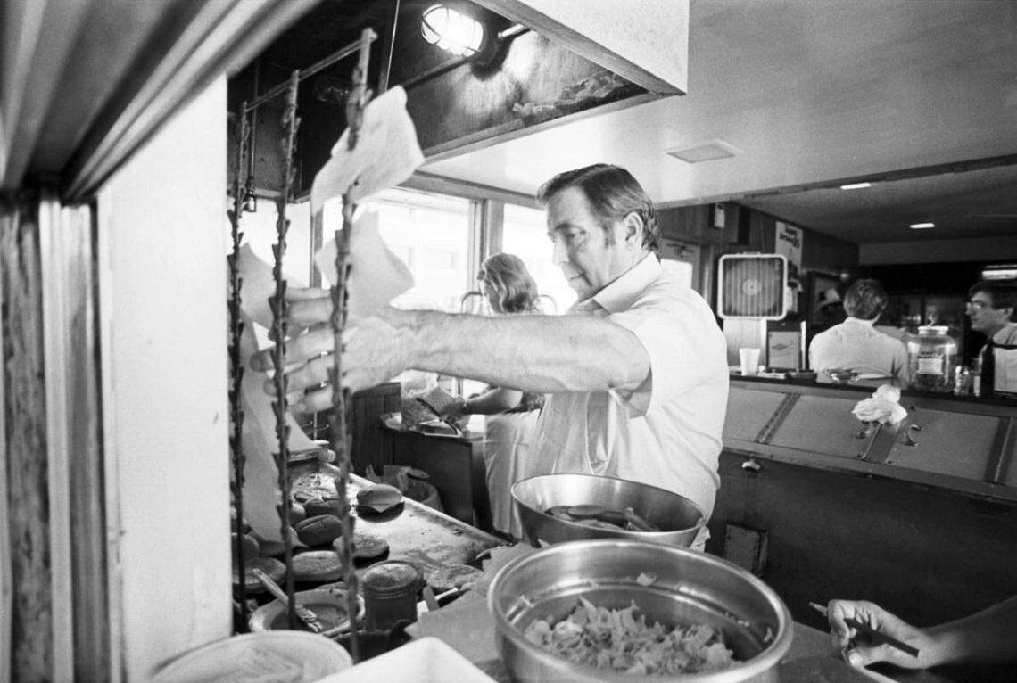 Oct. 5, 1983: Al Matthews prepares burgers at his restaurant, Al’s Drive-In, in Arlington.