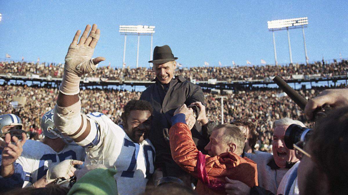 Rayfield Wright, left, helps carry coach Tom Landry off the field after the Dallas Cowboys defeated Miami 24-3 to win the Super Bowl on Jan. 16, 1972 in New Orleans. The Pro Football Hall of Famer, who went to five Super Bowls with the Cowboys, died Thursday at age 76.