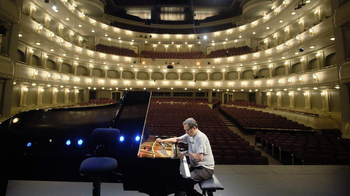 Letting six Russian pianists compete in Fort Worth, more than from any other country, is a thumb in Ukrainians’ eye.