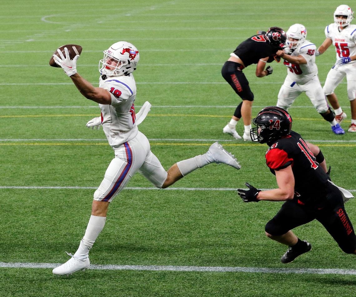 Grapevine tight end Griffin Edwards (18) one hands a pass to put Grapevine up with less than a minute remaining in the half during a high school football game at Globe Life Park in Arlington, Texas, Saturday, Sept. 26, 2020. Colleyville led 28-24 at the half. (Special to the Star-Telegram Bob Booth)