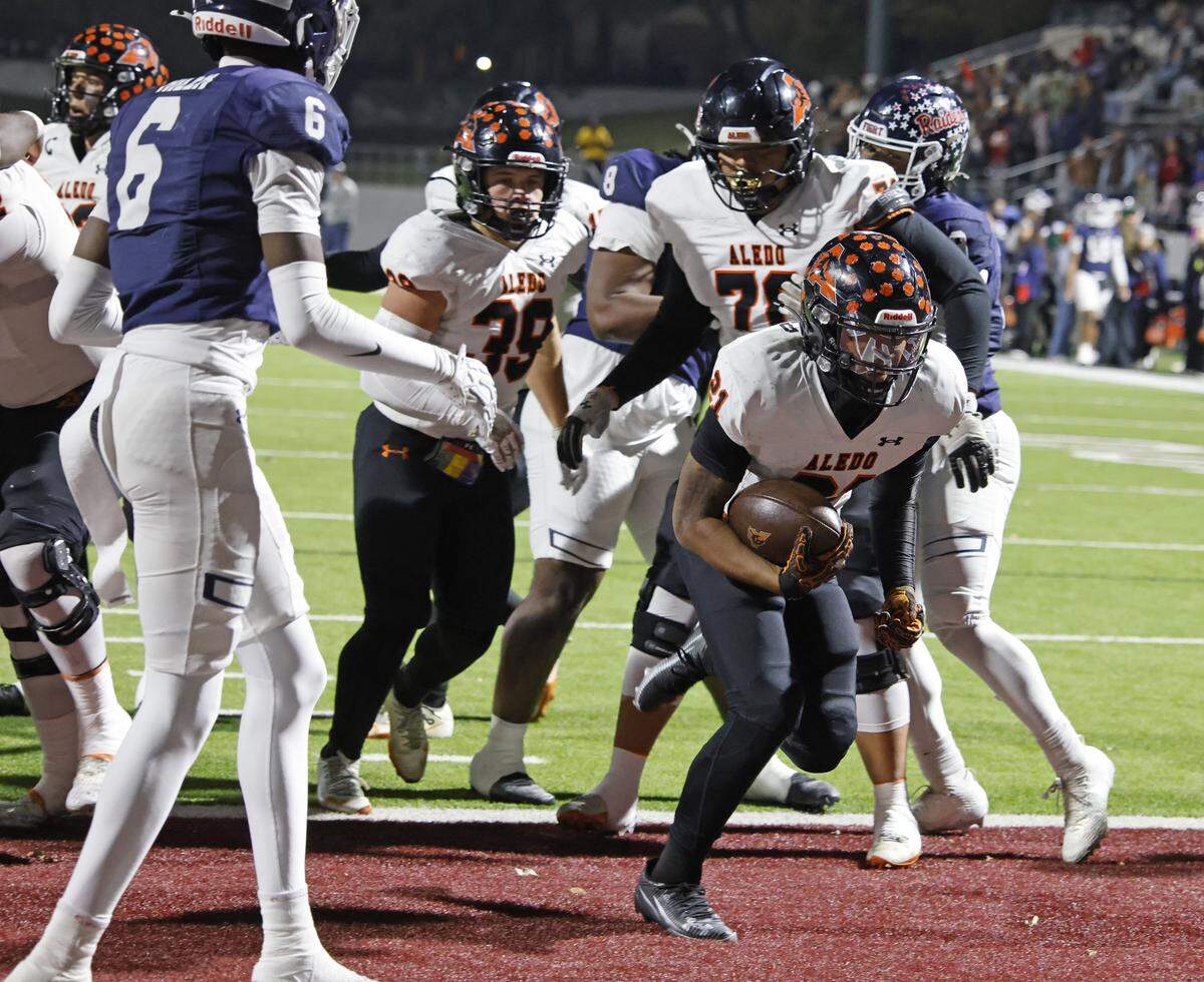 Aledo running back Kaden Winkfield (21) drives in for six against Denton Ryan during the first half of a UIL Class 5A Division I Quarterfinal on Friday Dec. 05, 2025 at Northwest ISD Stadium in Fort Worth, Texas.