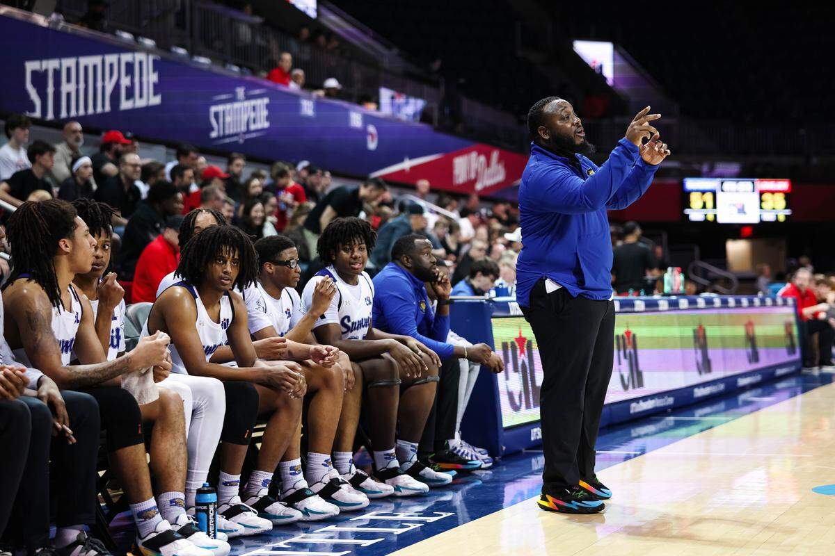 Mansfield Summit head coach Emund Prichett calls out a play late in the Class 5A Division II state semifinal against Lucas Lovejoy on Tuesday at Moody Coliseum in Dallas.