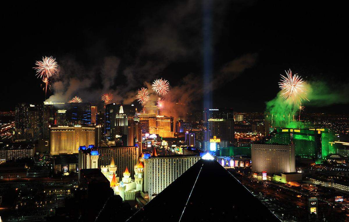 View of Las Vegas ringing in 2014 from Delano Las Vegas at Mandalay Bay Resort &amp; Casino (PRNewsFoto/LV Convention &amp; Visitors Auth...)