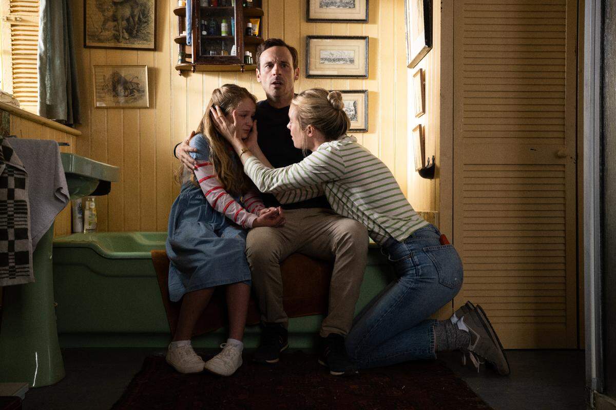 L to R: Agnes Dalton (Alix West Lefler), Ben Dalton (Scoot McNairy), and Louise Dalton (Mackenzie Davis) in ‘Speak No Evil”, directed by James Watkins.