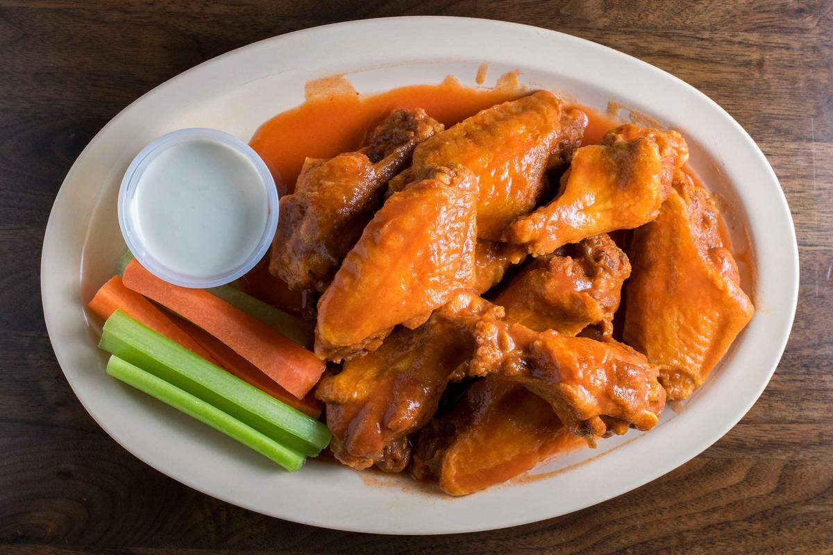 The chicken wings at Buffalo Bros.