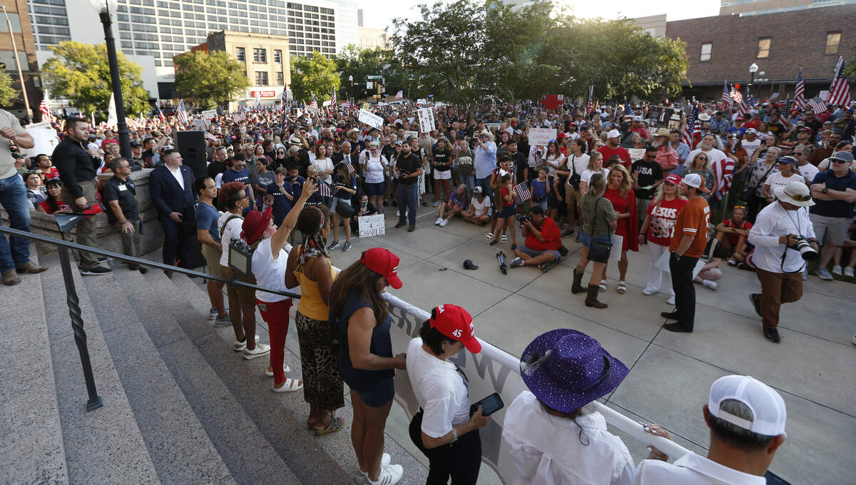 A large crowd gathers at the steps of the Tarrant County Courthouse during the rally to honor Charlie Kirk, Saturday, Sep. 20, 2025.