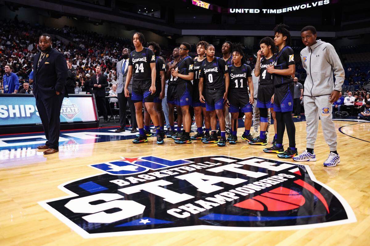 Mansfield Summit players and coaches stand and wait for the Beaumont United starting lineup before the Class 5A Division II state championship at The Alamodome in San Antonio, Texas, March 14, 2026.