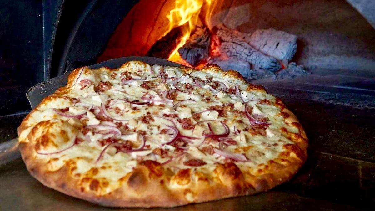 Rocco’s Wood Fired Pizza now has a dining room serving brick-oven pizzas.
