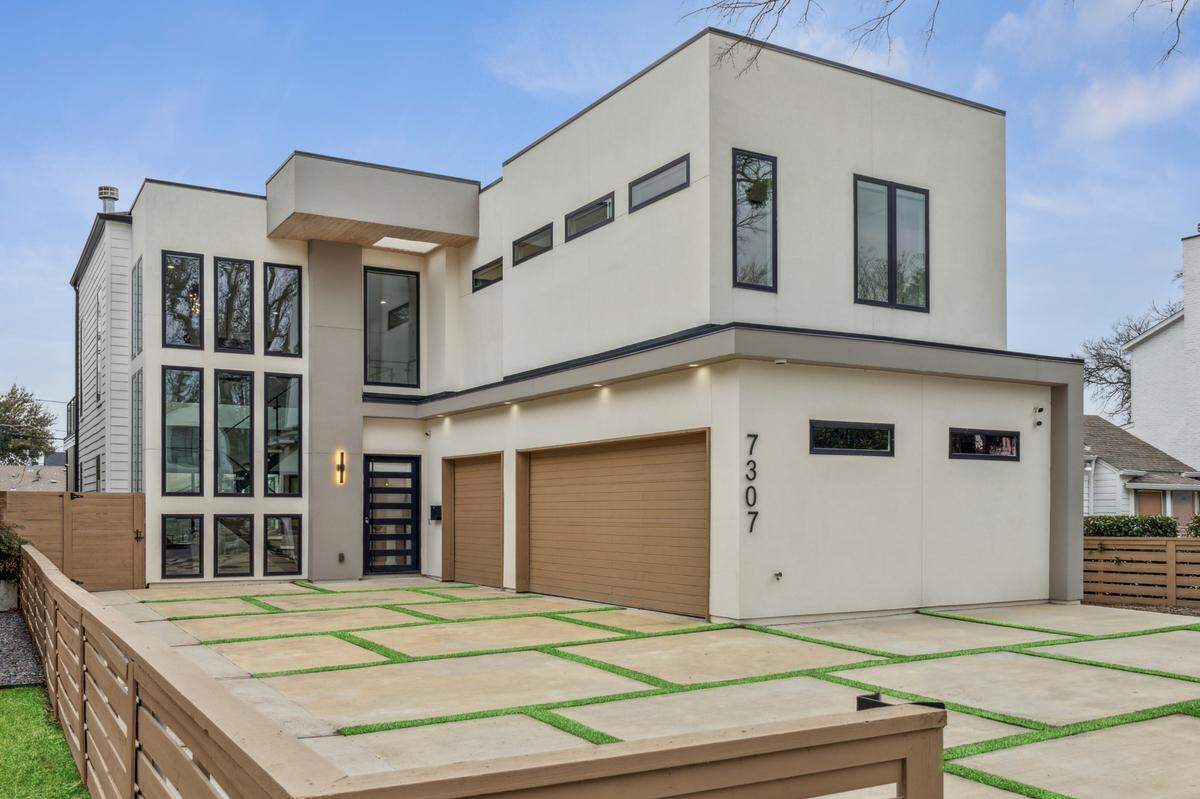 Derrick Henry, NFL star running back of the Baltimore Ravens, has listed his modern, 4,000-square-foot Dallas, Texas estate for $1.595 million.