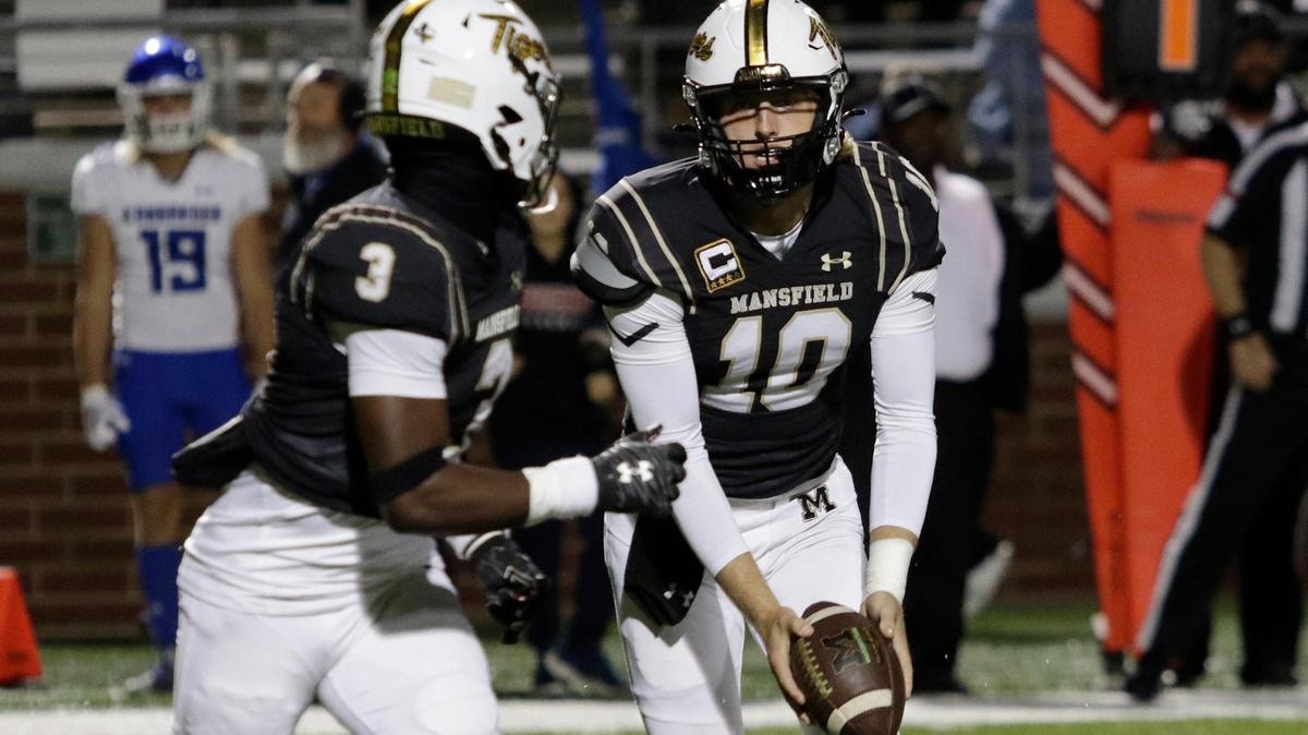 Mansfield’s Braxton Van Cleave pitches to Teddy Clark during a UIL football game at Vernon Newsome Stadium on Friday November 8, 2024.