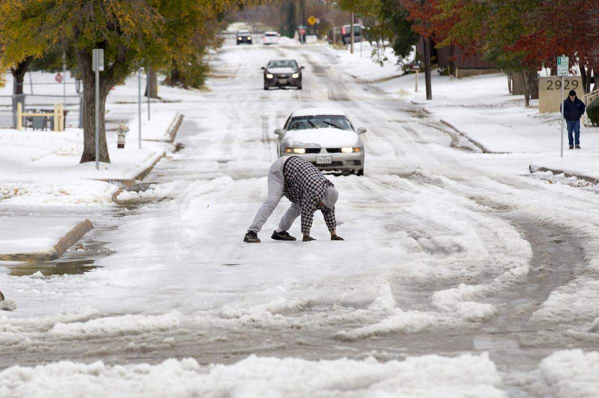 Slippery roads on Fifth street in Fort Worth make for treacherous footing on Friday, Dec. 6, 2013.