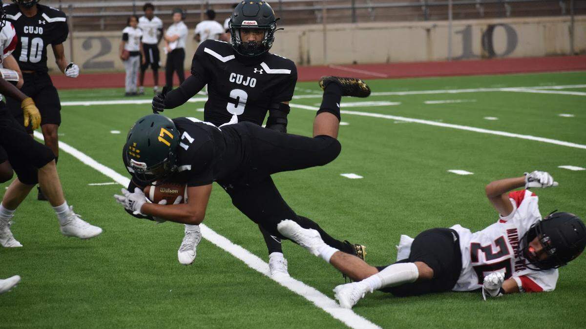 Fort Worth Western Hills Skyler Powell (17) runs the ball to gain yards for the Cougars during a high school football game at Clark Stadium in Fort Worth, Texas, Thursday, Sept. 1, 2022. Mineral Wells won 55-40. (Michelle Escalante/Special to the Star-Telegram)