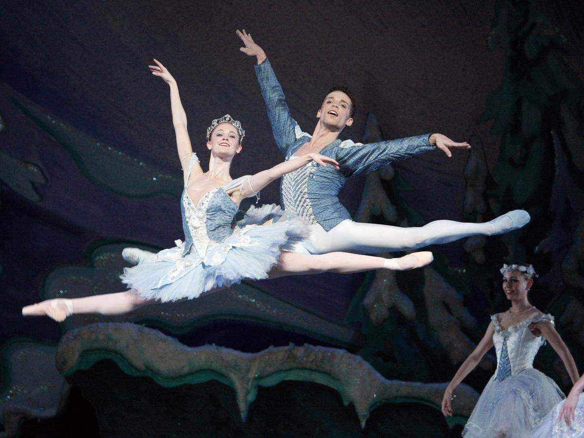 Andre Silva and Carolyn Judson perform in Texas Ballet Theater’s “Ben Stevenson's The Nutcracker” at Bass Performance Hall on Dec. 5, 2008.