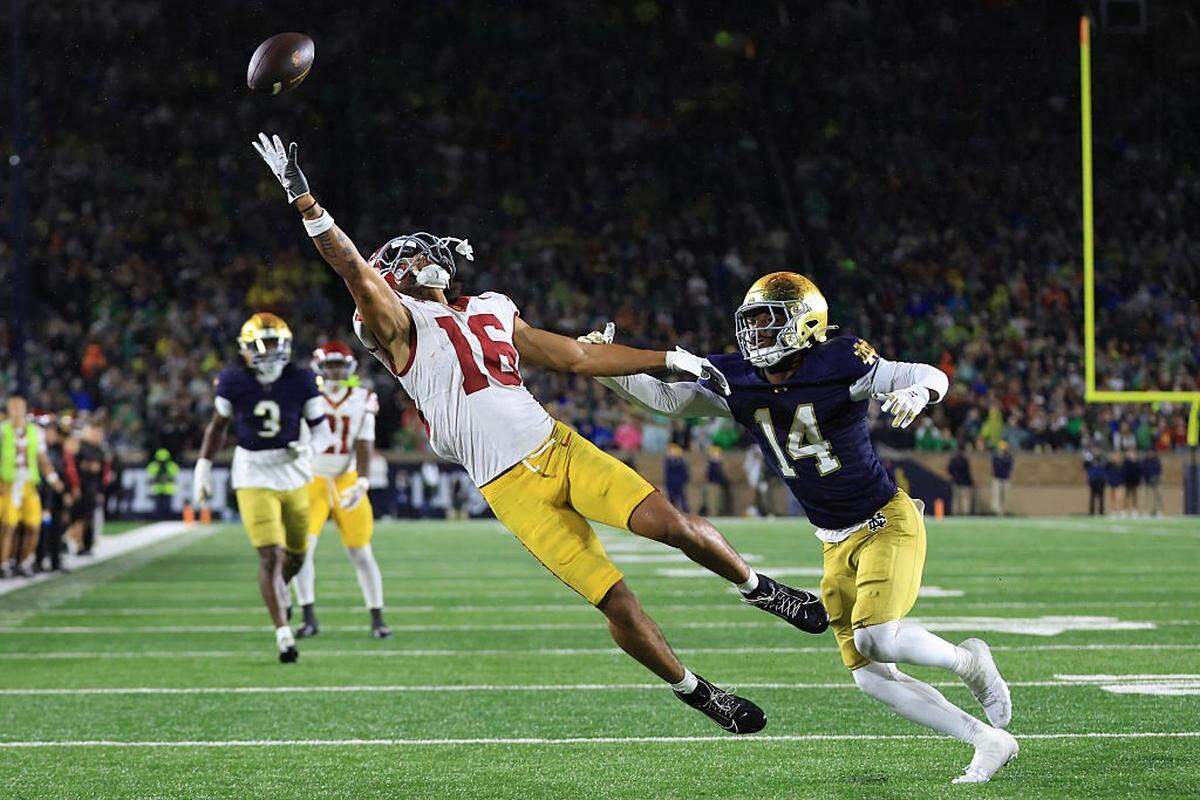 SOUTH BEND, INDIANA - OCTOBER 18: Tanook Hines #16 of the USC Trojans attempts to make a catch while defended by Dallas Golden #14 of the Notre Dame Fighting Irish during the third quarter at Notre Dame Stadium on October 18, 2025 in South Bend, Indiana. (Photo by Justin Casterline/Getty Images)