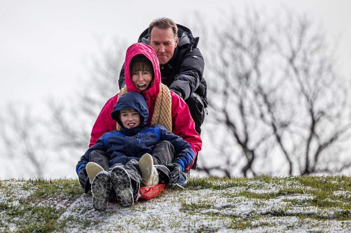 Richard Flaa pushes his wife Stephanie and son Patrick, 11, in a sled down the snowy hill at Trinity Park in downtown Fort Worth on Monday, Jan. 15, 2024.