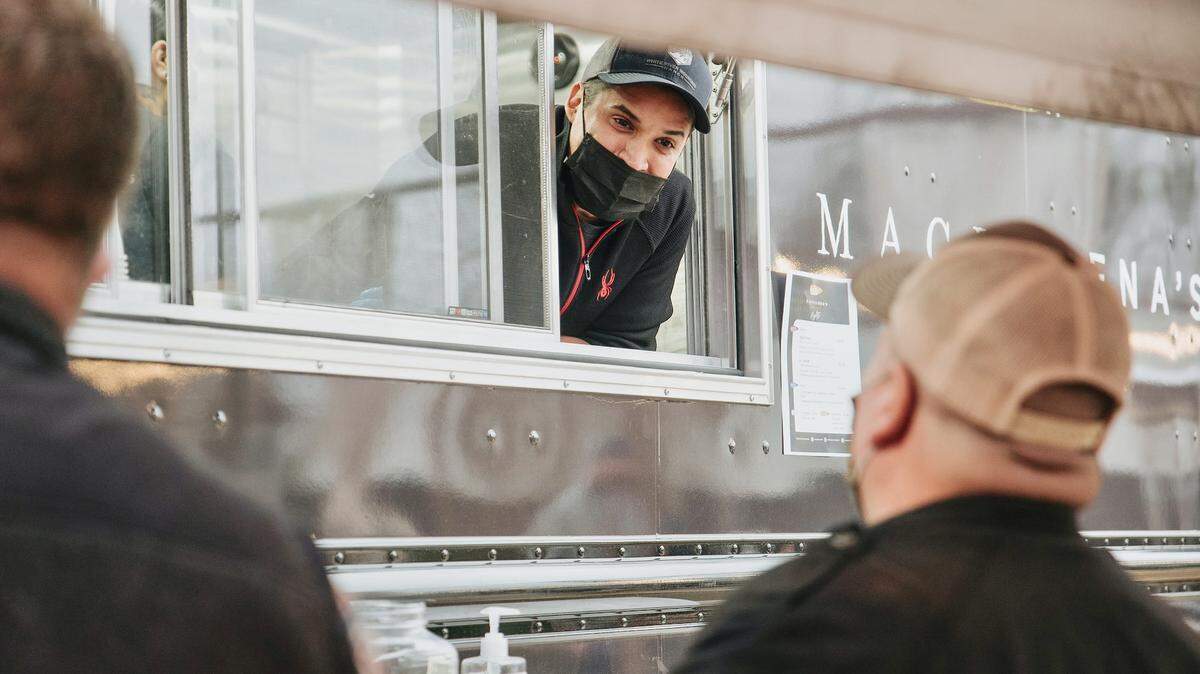 Juan Rodriguez of Magdalena’s, a pop-up dinner club and banquet hall, served tacos to Fort Worth police last weekend.