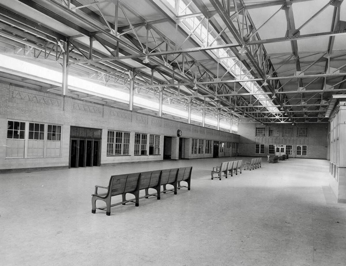 The then-new Texas & Pacific Railway Terminal in 1931, with the cafe at right (now T&P Tavern).