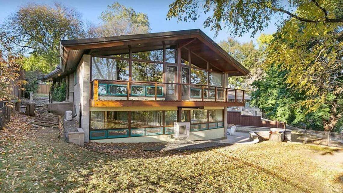 A Minnesota home for sale is the “very definition of Mid Century Modern,” one commenter said.