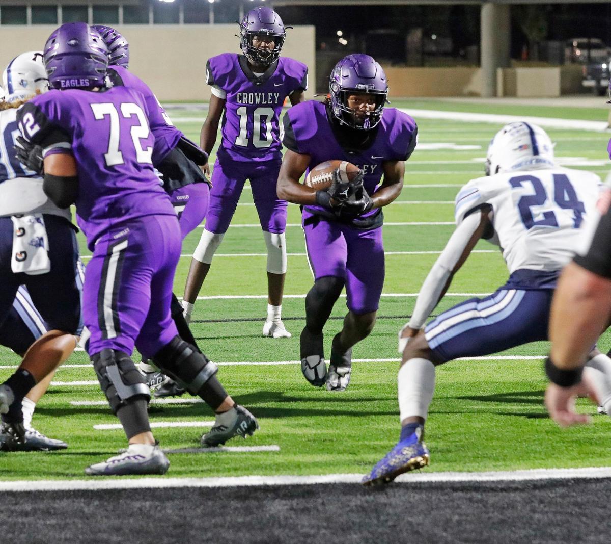 Crowley running back Ashton Searl (8) and the Eagles have won three in a row.