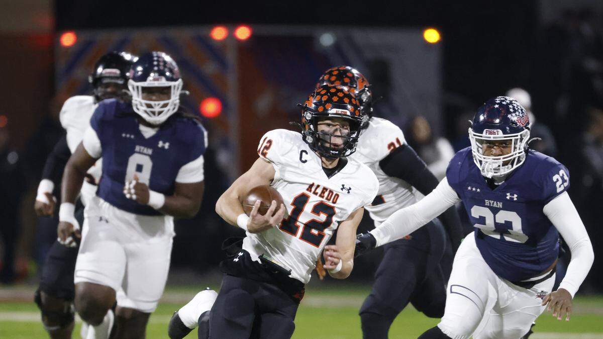 Aledo quarterback Lincoln Tubbs runs for 44 yards against Denton Ryan during the first half of a Class 5A Division I state quarterfinal Dec. 5 at Northwest ISD Stadium.