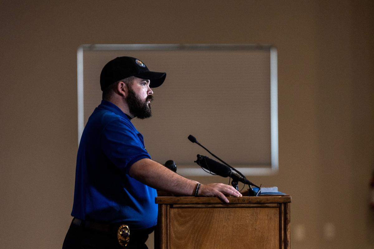 El jefe de policía de Everman, Craig Spencer, habla en una rueda de prensa en el Everman Civic Center, el martes 28 de marzo de 2023. Spencer habló sobre la investigación de la desaparición de Noel Rodríguez-Álvarez, de 6 años, a quien no se ha visto desde noviembre de 2022.