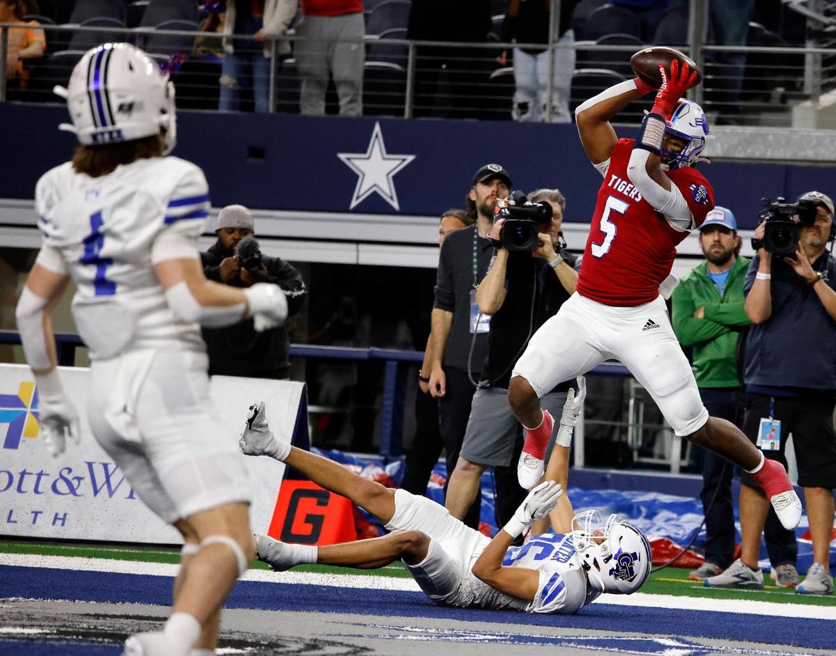 Tidehaven wide receiver Joseph Dodds makes a touchdown grab over Gunter middle linebacker Marshall Magers during the first half of the UIL Conference 3A Division 2 state championship football game at AT&T Stadium in Arlington, Texas, Thursday, Dec. 14, 2023.