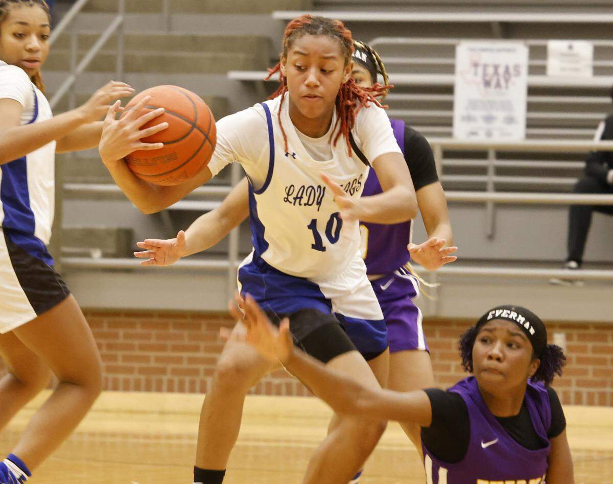 Mansfield Summit guard Kyleigh Smith (10) takes the ball away from Everman guard Carsyn Smith (5) during the first half of a UIL girls basketball game between Everman and Mansfield Summit at Summit High School in Mansfield, Texas, Thursday Jan. 22, 2026