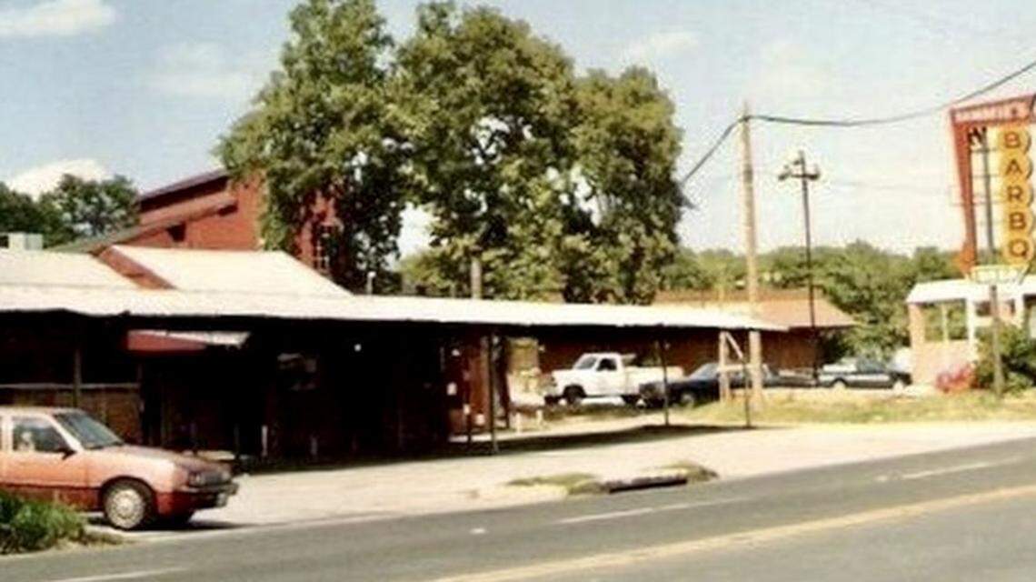The original 1946 Sammie’s Bar-B-Q, demolished in 1987, was an East Belknap Street drive-in barbecue-and-beer restaurant with car hops.