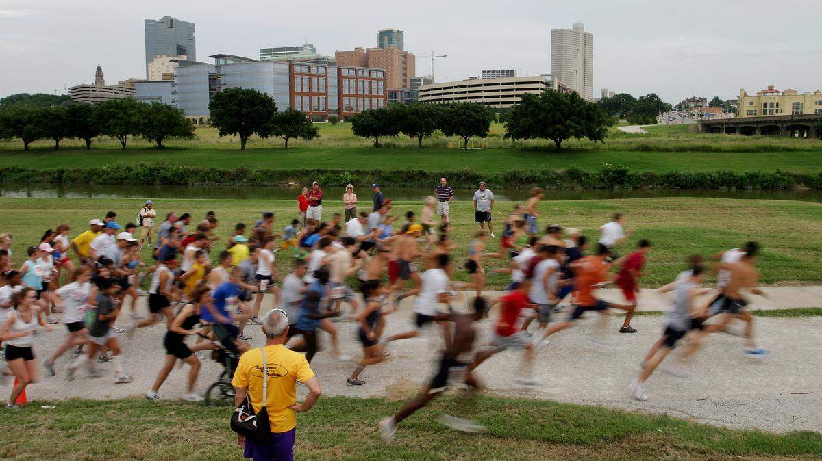 Area runners compete in the Trinity 5000 weekly race series along the Trinity River in Fort Worth Thursday, June 21, 2007. (Fort Worth Star-Telegram/Tom Pennington)
