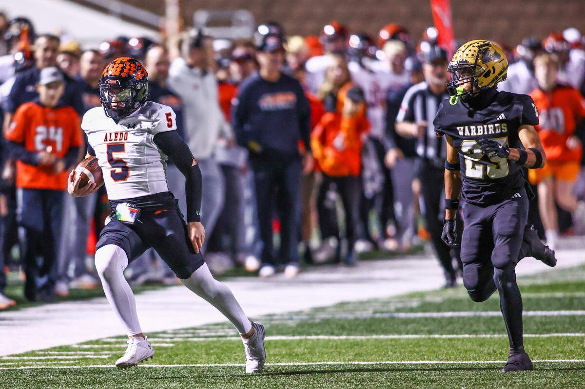 Aledo quarterback Gavin Beard has a long run in he second quarter against Abilene in the Friday, Nov. 22 playoff game at Newsom Stadium in Mansfield. Special to the Star-Telegram / Tom Marvin