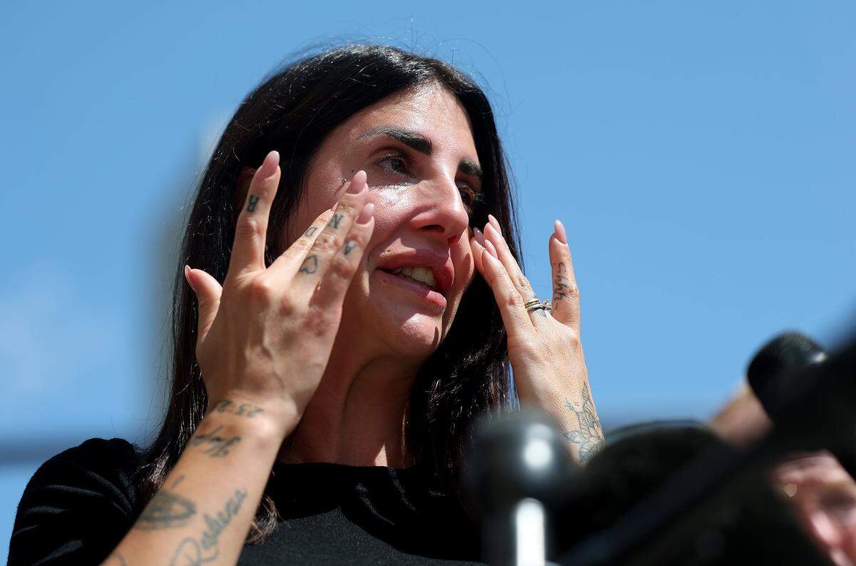 Linda Manfredi, whose brother died in the 2019 Boeing 737 Max jetliner crash, speaks following a hearing in federal court in Fort Worth on Wednesday, Sept. 3, 2025. Relatives of the crash victims were allowed to speak in a hearing on the U.S. government's motion to dismiss a felony conspiracy charge against Boeing.