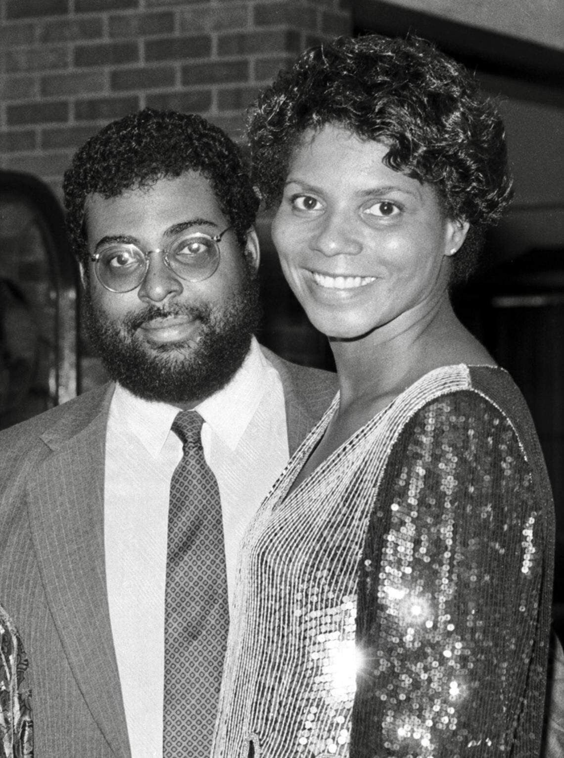 In 1986, Deborah Peoples took part in a Celebrity Stroll with Victor Wise benefiting the Sojourner Truth Players theater group.