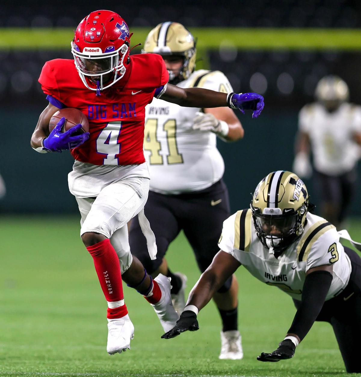 Sam Houston running back Tavi’On Jenkins (4) breaks free for a 66 yard touchdown reception against Irving during the first half of a High School Football game, Thursday night, October 8, 2020 played at Globe Life Park in Arlington, Tx. (Steve Nurenberg Special to the Star-Telegram)