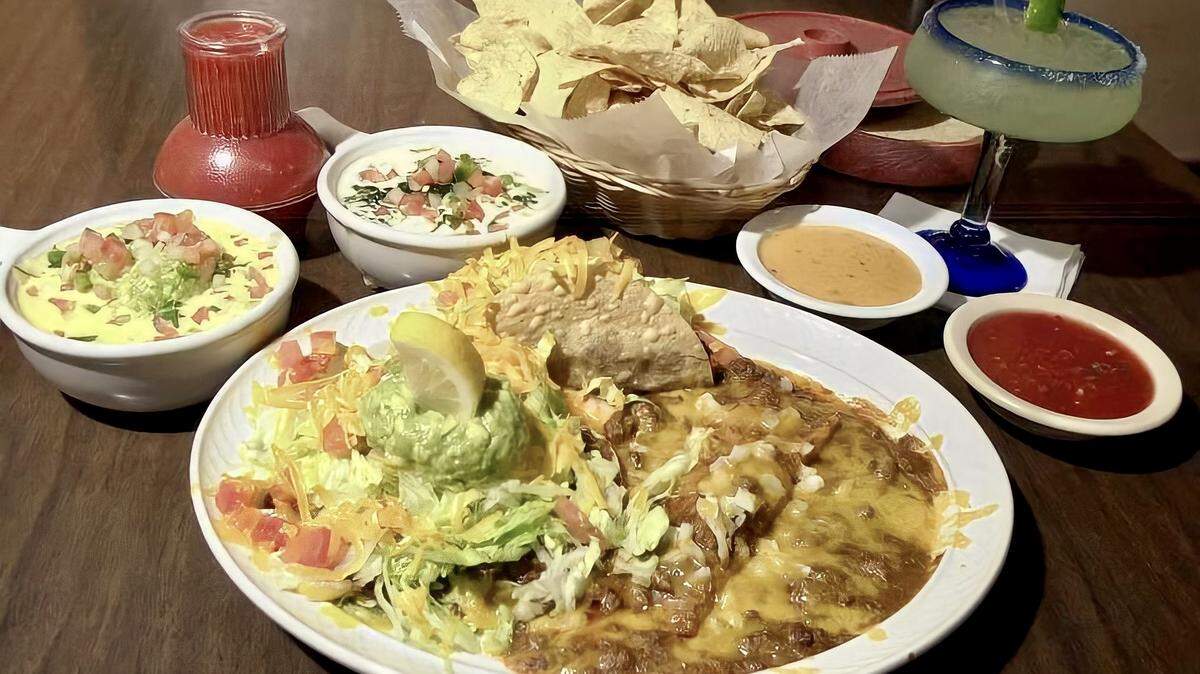 Más de 90 años de historia en The Original Mexican Eats Cafe: un "Roosevelt Special" con chalupa, enchilada, taco y salsas.